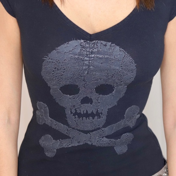 NWOT Skull V-Neck - Picture 3 of 3